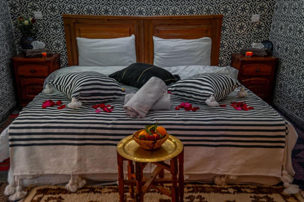 A bed or beds in a room at Riad Dar Mamouni