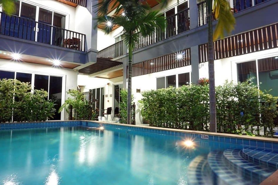 einem großen Pool vor einem Gebäude in der Unterkunft Vivi Boutique Room Hotel SHA Plus in Rawai Beach
