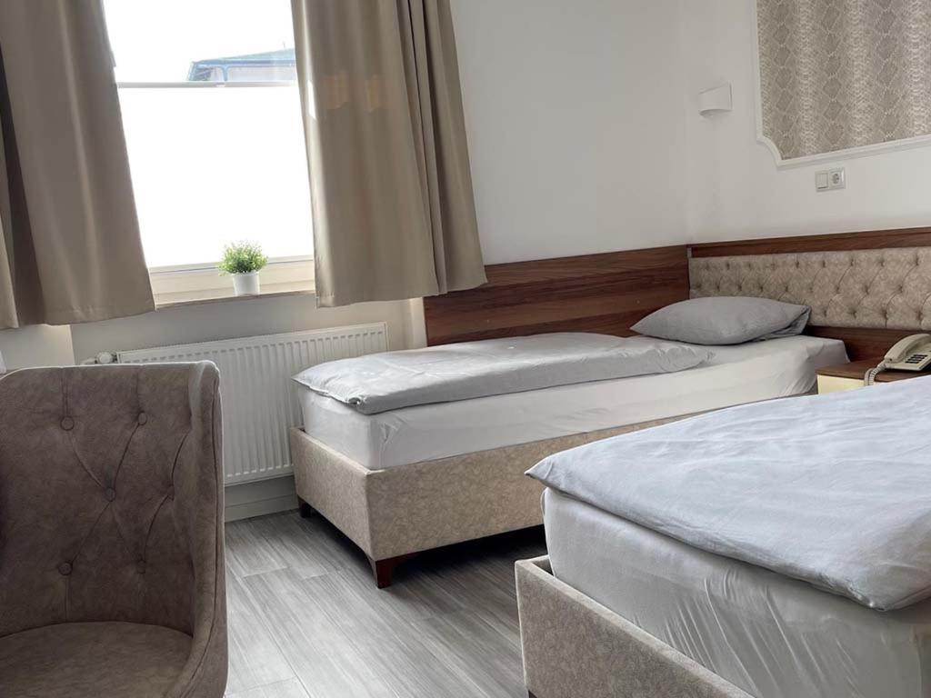 Hotel Rosenheim - Double Room With Private Bathroom