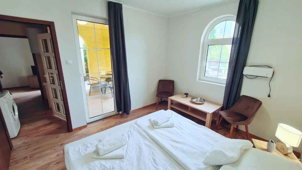 Posteľ alebo postele v izbe v ubytovaní Bláthy Apartman