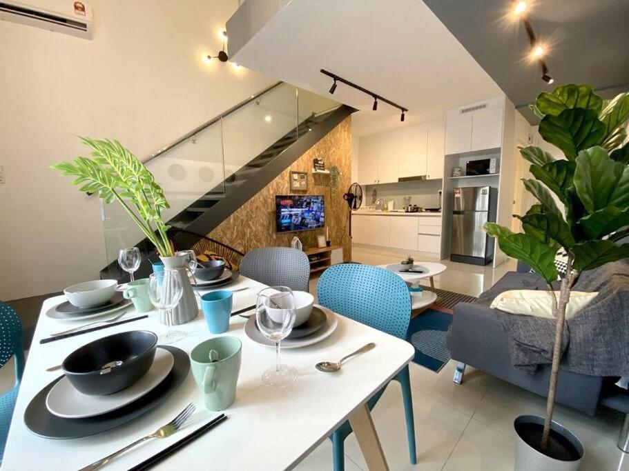 KL Duplex with balcony@Ekocheras MRT في كوالالمبور: غرفة طعام ومطبخ مع طاولة وكراسي