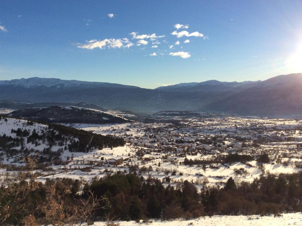 Vista generica sulle montagne o vista sulle montagne dall'interno della casa vacanze