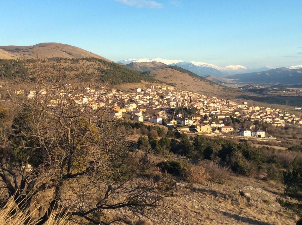 Vista generica sulle montagne o vista sulle montagne dall'interno della casa vacanze