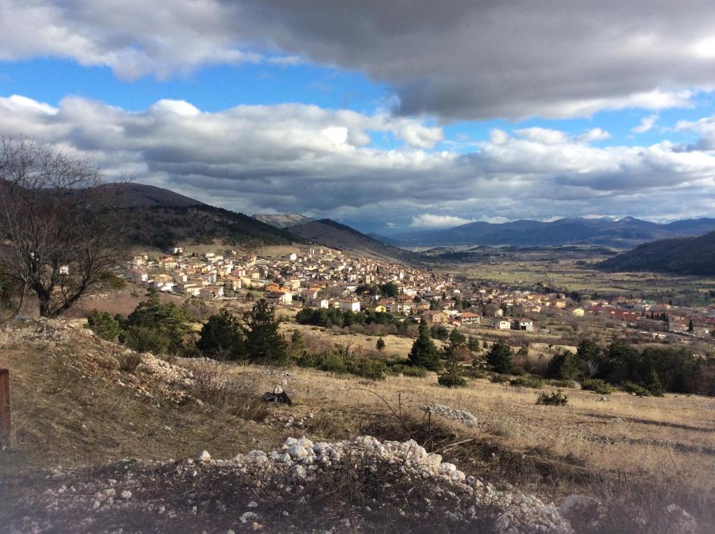 Vista generica sulle montagne o vista sulle montagne dall'interno della casa vacanze