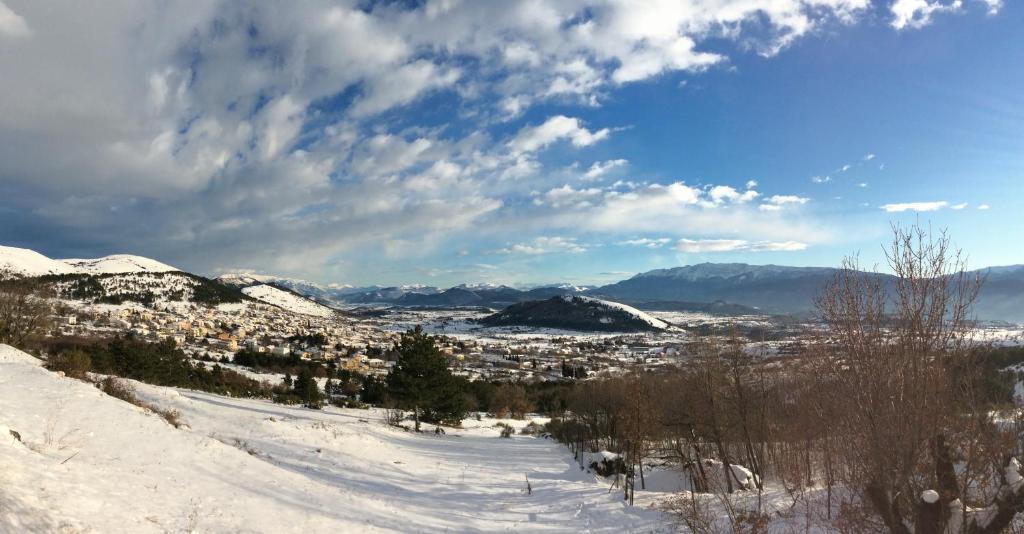 Vista generica sulle montagne o vista sulle montagne dall'interno della casa vacanze