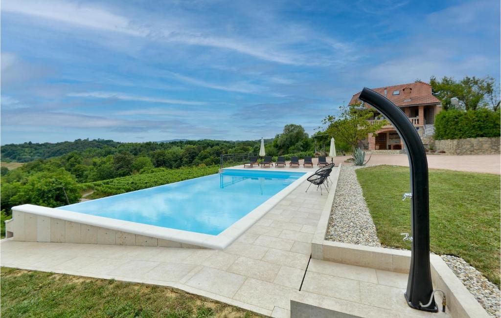 Bazén v ubytovaní 3 Bedroom Pet Friendly Home In Krasic alebo v jeho blízkosti