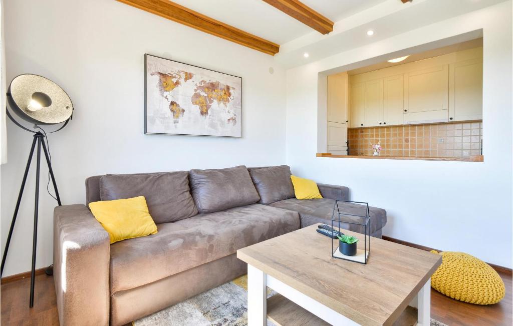 Posedenie v ubytovaní 3 Bedroom Pet Friendly Home In Krasic