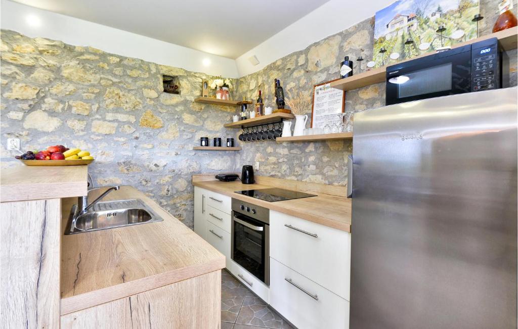 Kuchyňa alebo kuchynka v ubytovaní 3 Bedroom Pet Friendly Home In Krasic