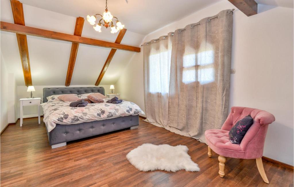 Posteľ alebo postele v izbe v ubytovaní 3 Bedroom Pet Friendly Home In Krasic