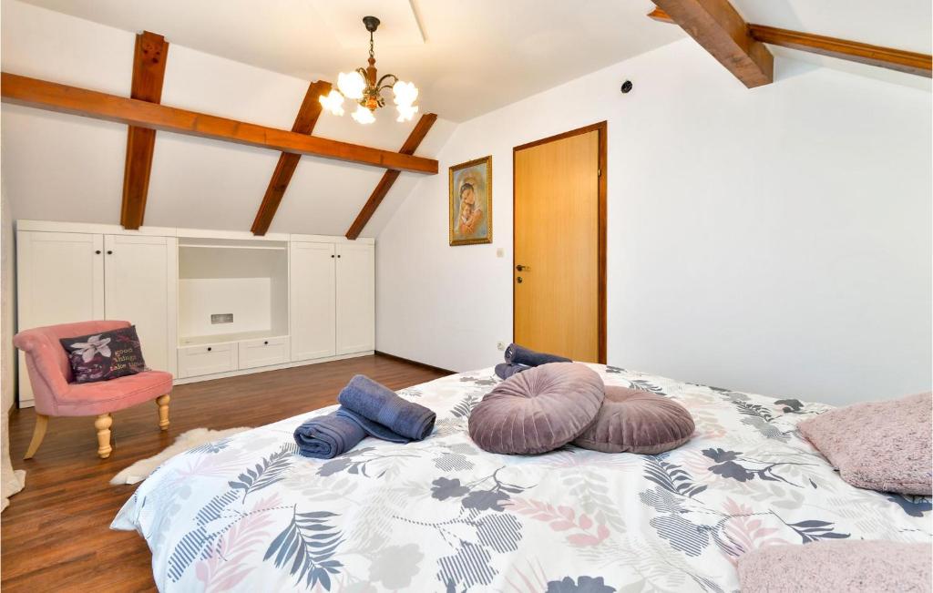 Posteľ alebo postele v izbe v ubytovaní 3 Bedroom Pet Friendly Home In Krasic