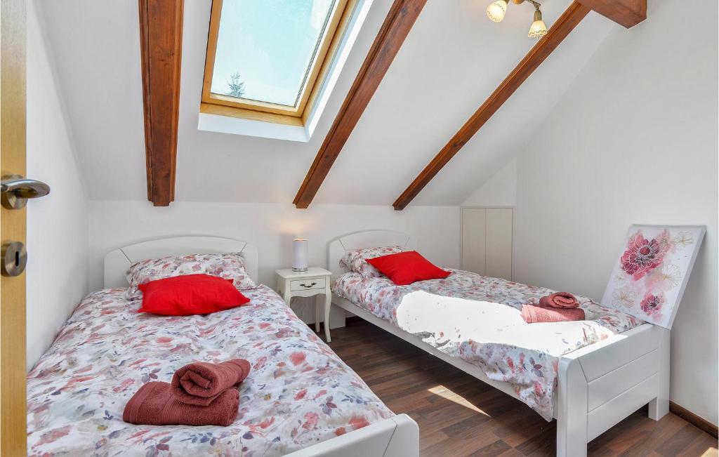 Posteľ alebo postele v izbe v ubytovaní 3 Bedroom Pet Friendly Home In Krasic
