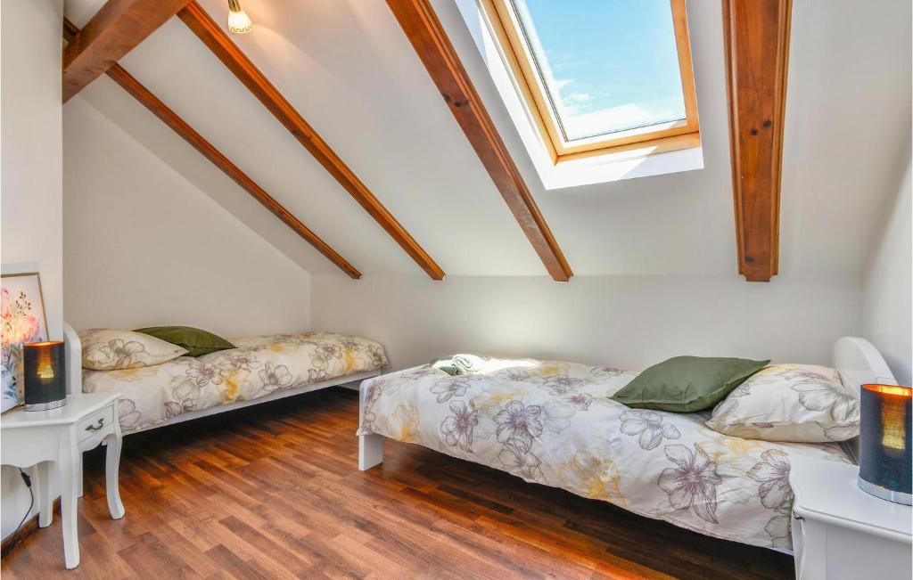 Posteľ alebo postele v izbe v ubytovaní 3 Bedroom Pet Friendly Home In Krasic