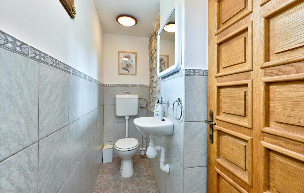 Kúpeľňa v ubytovaní 3 Bedroom Pet Friendly Home In Krasic