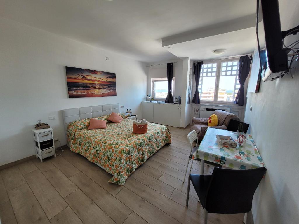 una camera con un letto e un tavolo di Rosato 3 Sea View Apartment a Lignano Sabbiadoro