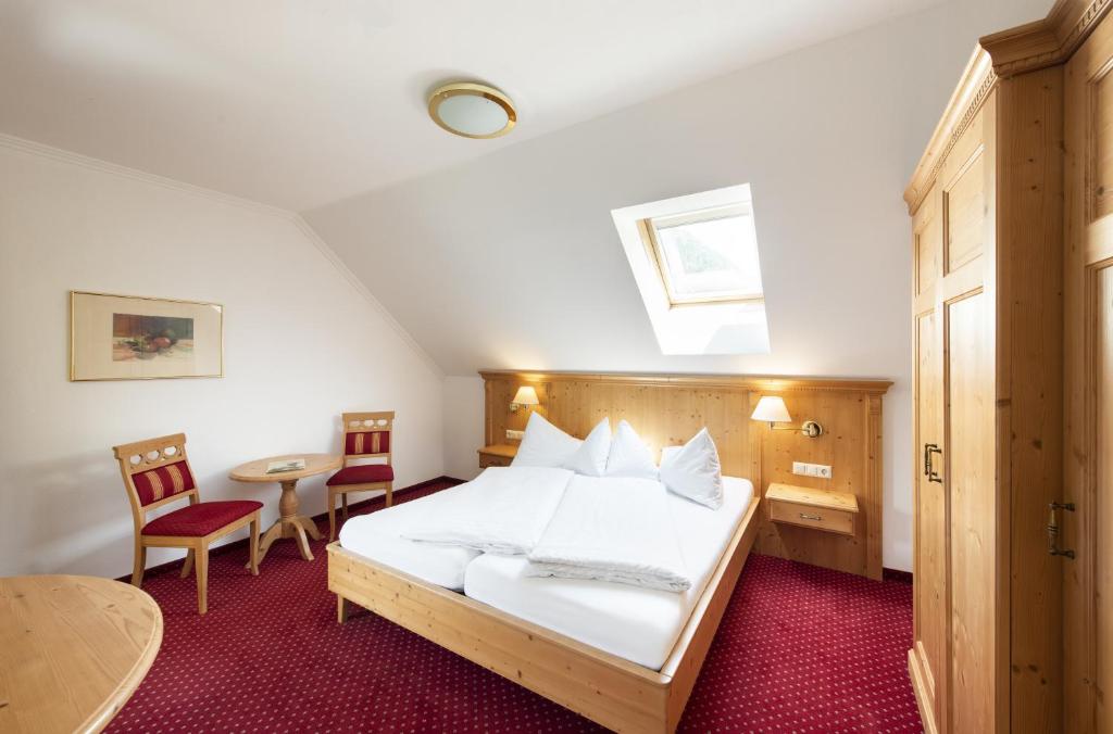 Postel nebo postele na pokoji v ubytování Familiengut Hotel Burgstaller
