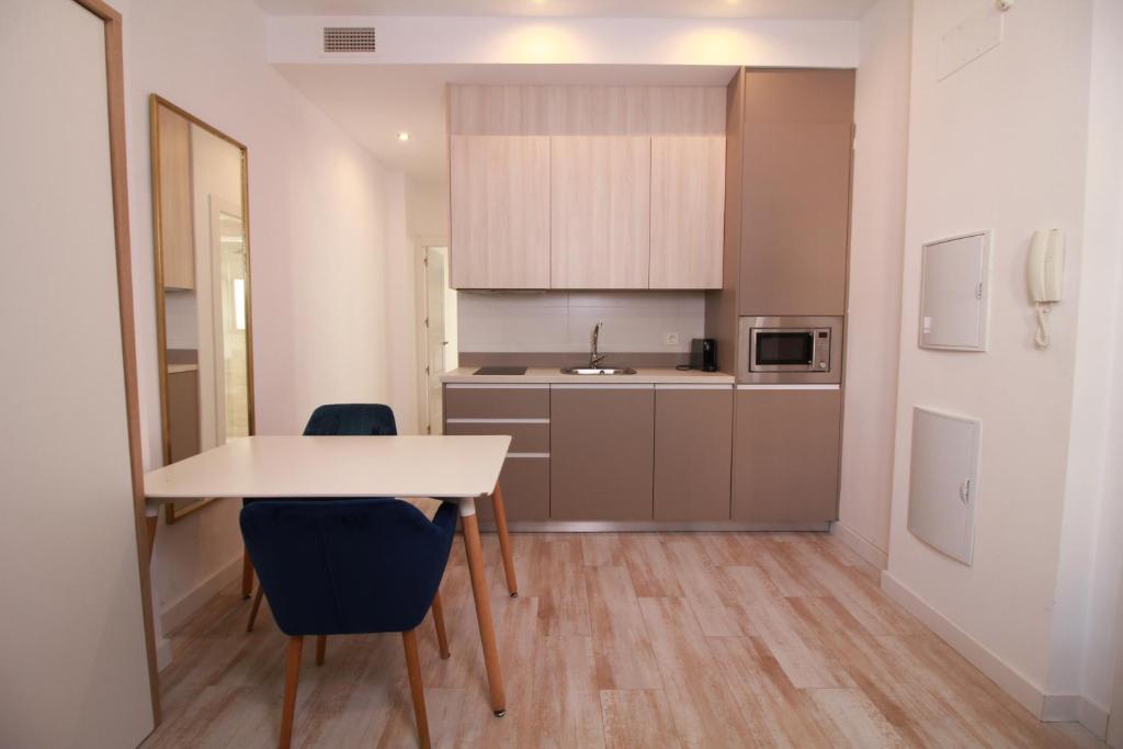 Kuchyň nebo kuchyňský kout v ubytování GLORIA SUITES