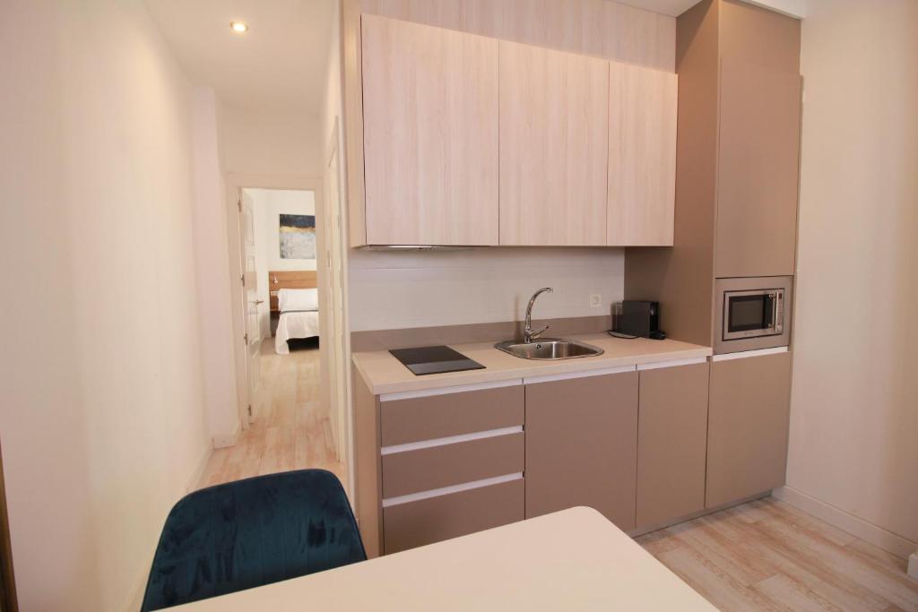 Kuchyň nebo kuchyňský kout v ubytování GLORIA SUITES