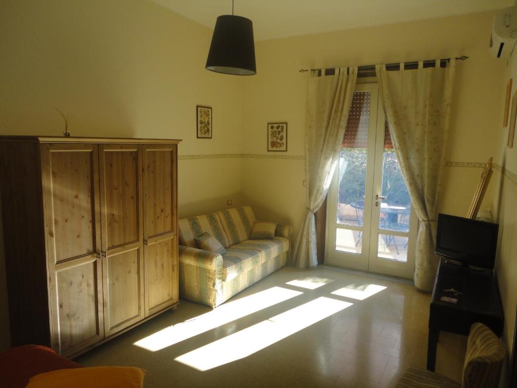sala de estar con sofá y ventana en B&B Borgomarino, en Pescara