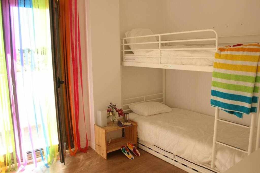 Łóżko lub łóżka w pokoju w obiekcie Chalets conilizate 12 pax piscina 300mts playa