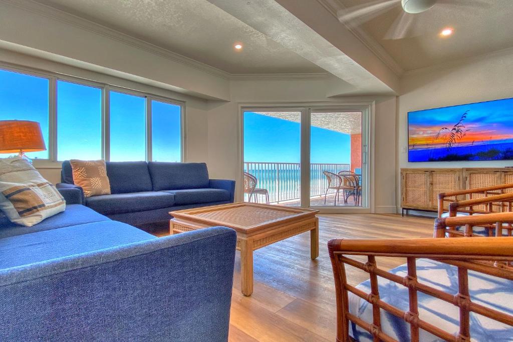 - un salon avec un canapé et une télévision dans l'établissement Beach Cottage 1508, à Clearwater Beach