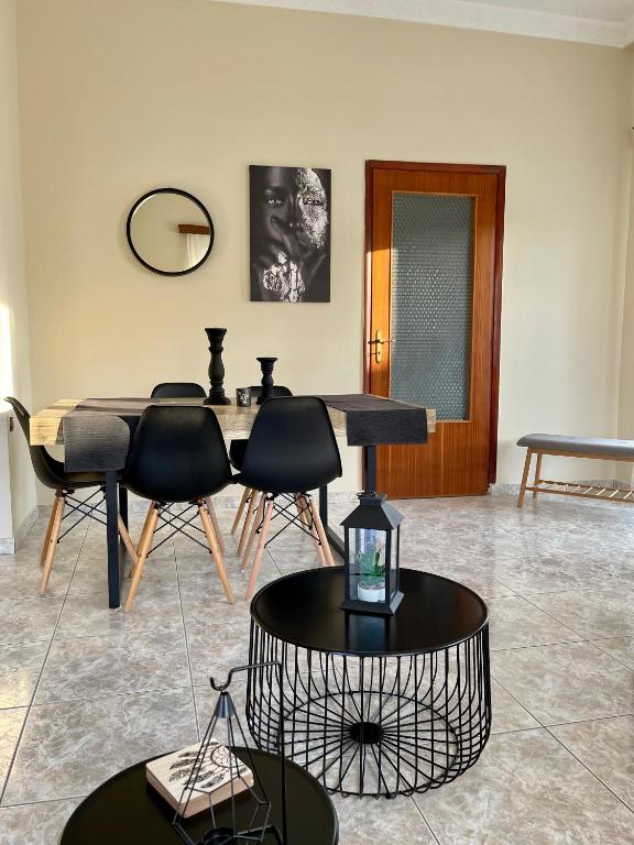 Orange Country House - Three-Bedroom Apartment