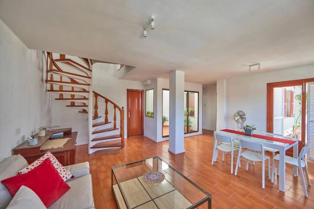 uma sala de estar com uma mesa e uma escada em Nura Houses Duplex Magaluf 3 em Magaluf