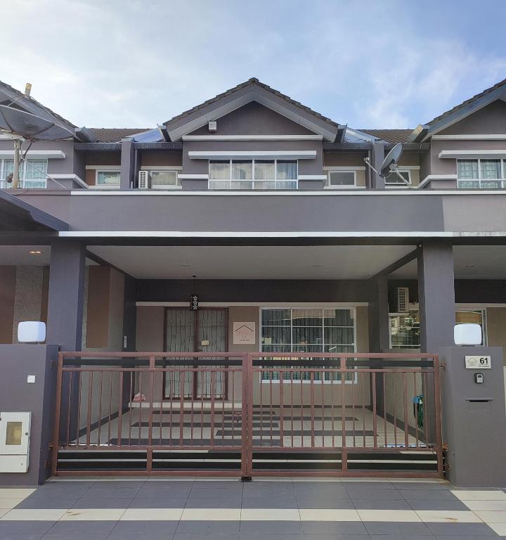 Triple Z Homestay Kuching - LANDED 14 PAX - Casa De Cuatro Dormitorios