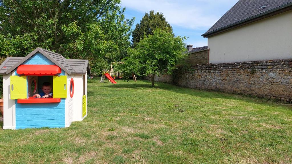 Herní místnost nebo prostor pro děti v ubytování Le So Art, grande maison 4 chambres, terrain de pétanque, grand jardin clos, flipper, babyfoot, jeux Arcade, ping pong,1 km mer, proche golf, Port en Bessin, Bayeux et plages du débarquement, adaptée enfants