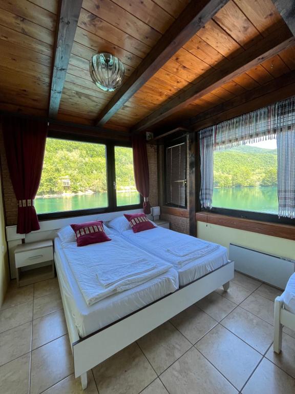 Posteľ alebo postele v izbe v ubytovaní Rooms and Apartments Neron Bihać