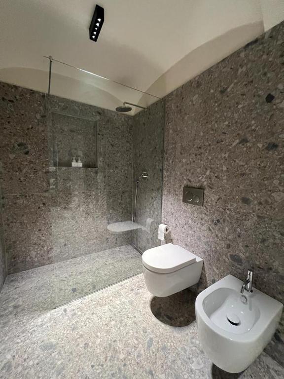 A bathroom at Palazzo Balbo di Vinadio Apartments