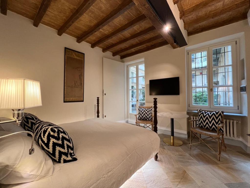 A television and/or entertainment centre at Palazzo Balbo di Vinadio Apartments