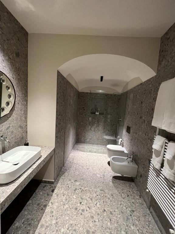 A bathroom at Palazzo Balbo di Vinadio Apartments