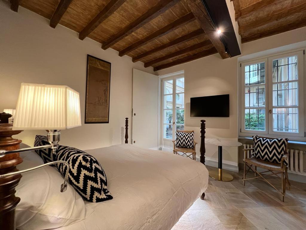 A television and/or entertainment centre at Palazzo Balbo di Vinadio Apartments