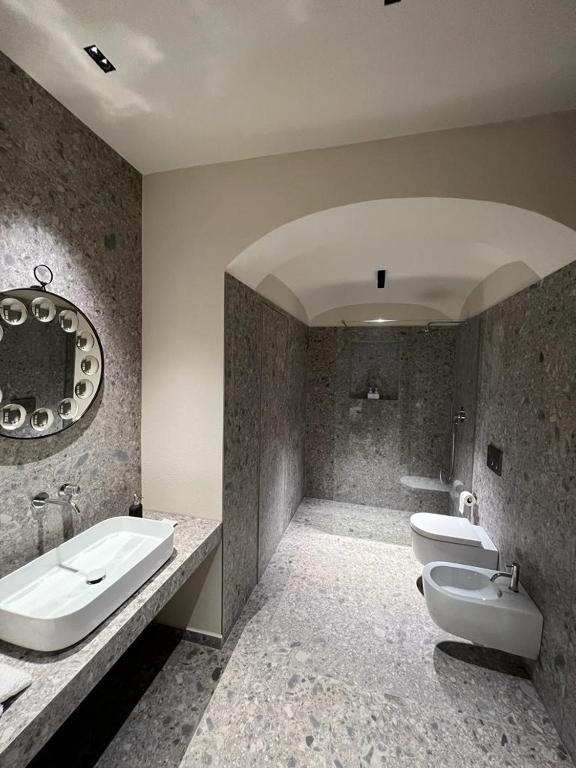 A bathroom at Palazzo Balbo di Vinadio Apartments