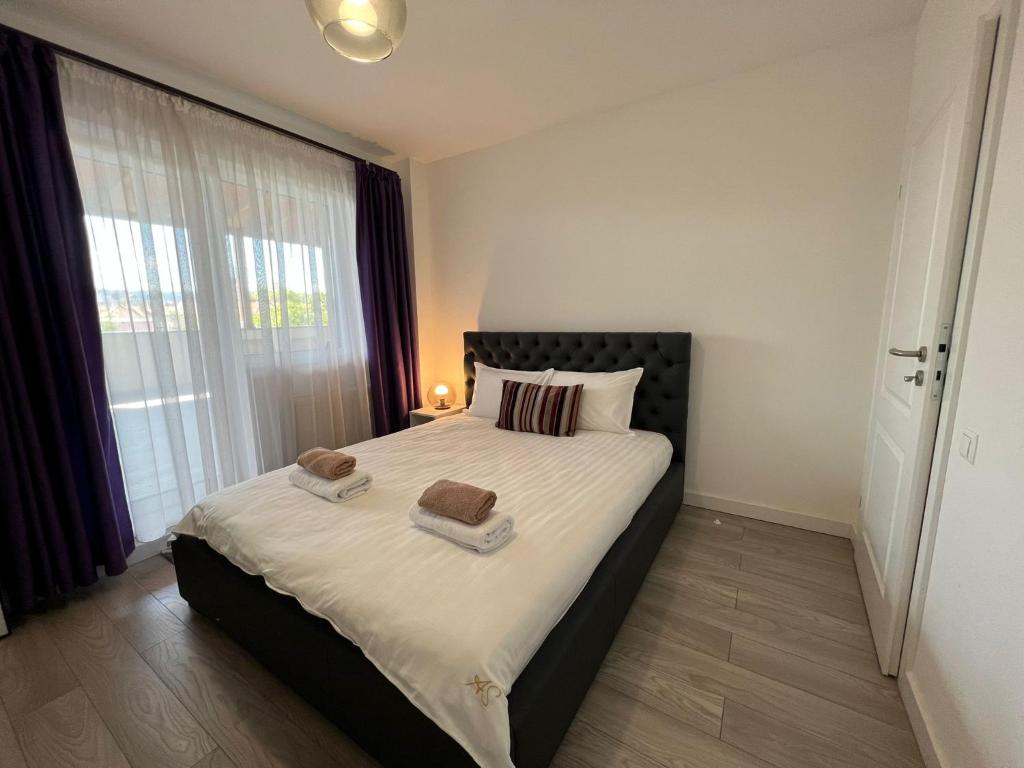 1 dormitorio con 1 cama grande y 2 toallas. en PLATINIUM ViBE en Cluj-Napoca