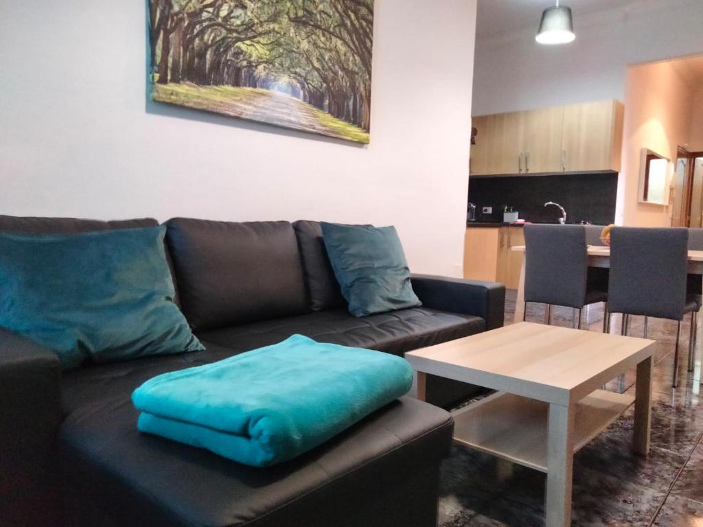 - un salon avec un canapé et une table dans l'établissement APARTAMENTOS La PEÑA A, à La Guancha