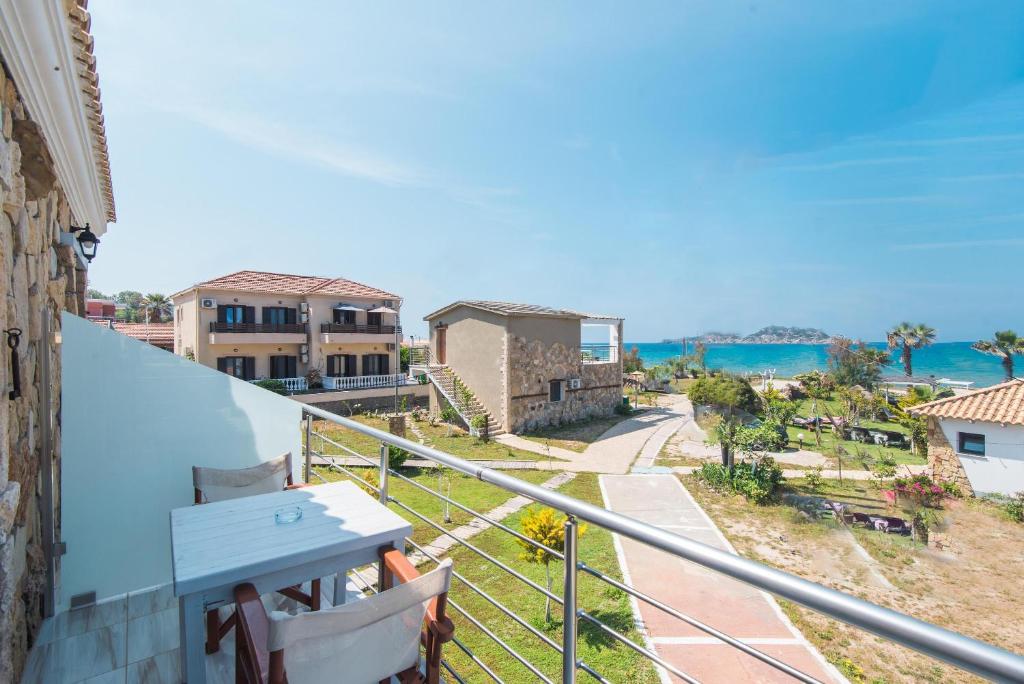 balkon z widokiem na ocean i budynki w obiekcie Mirage Arillas Studio Type B14 w mieście Arillas