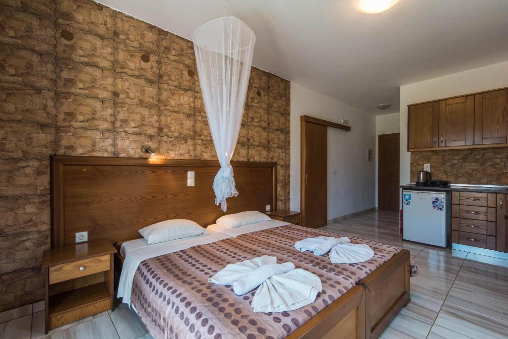 sypialnia z łóżkiem i dwoma ręcznikami na nim w obiekcie Mirage Arillas Studio Type B14 w mieście Arillas