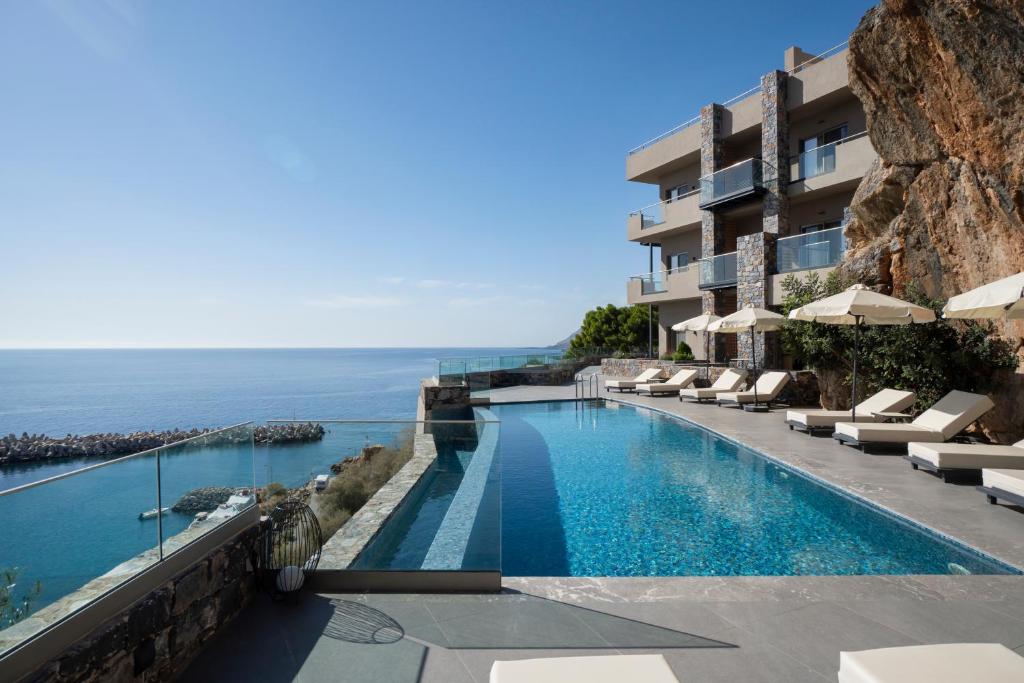 hotel z basenem z widokiem na ocean w obiekcie panorama new generation w mieście Sfakia