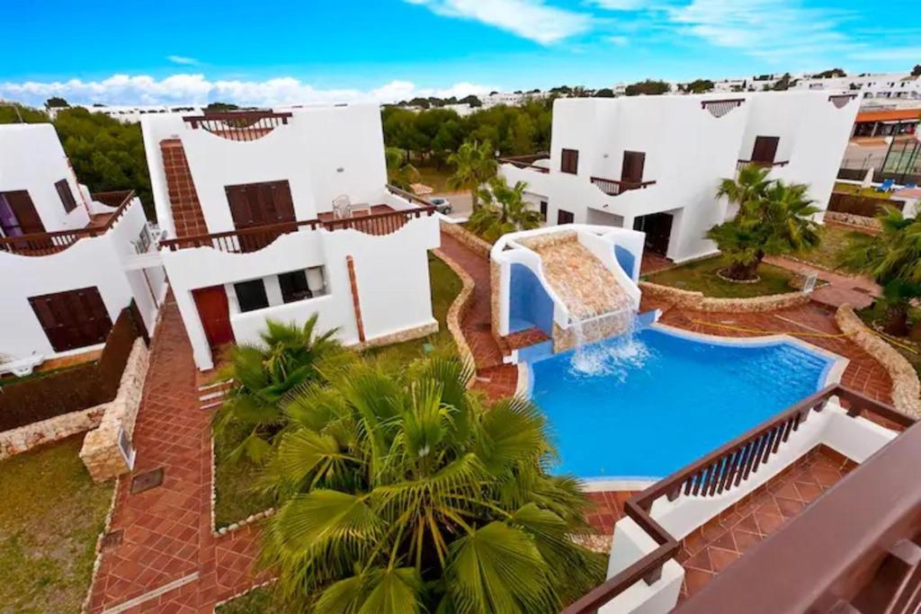 widok z powietrza na willę z basenem w obiekcie Casa de 5 habitaciones en Cala D'or w mieście Cacla D'or