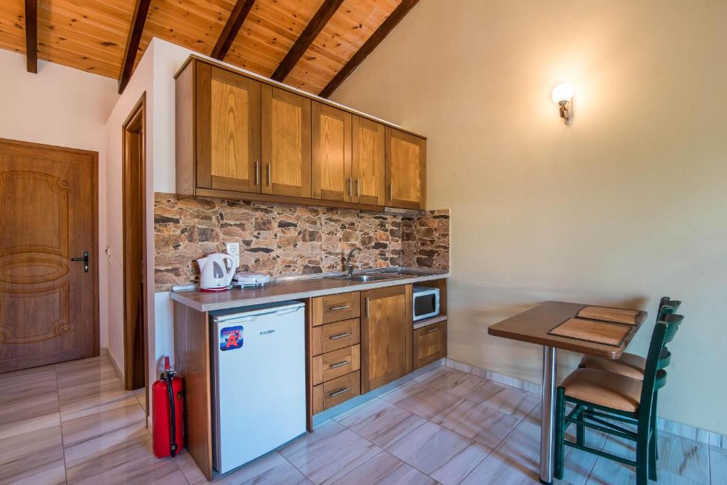 Kuchnia lub aneks kuchenny w obiekcie Mirage Arillas Studio Type C18