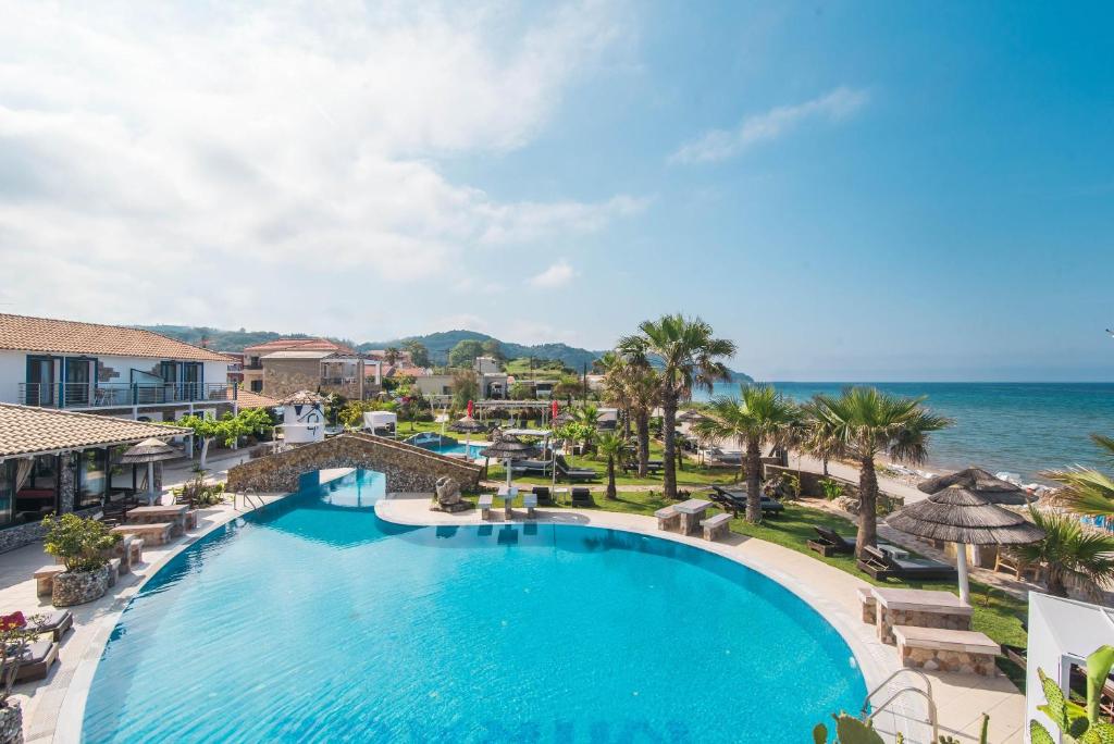 una vista aerea della piscina del resort di Mirage Arillas Studio Type A2 a Arillas