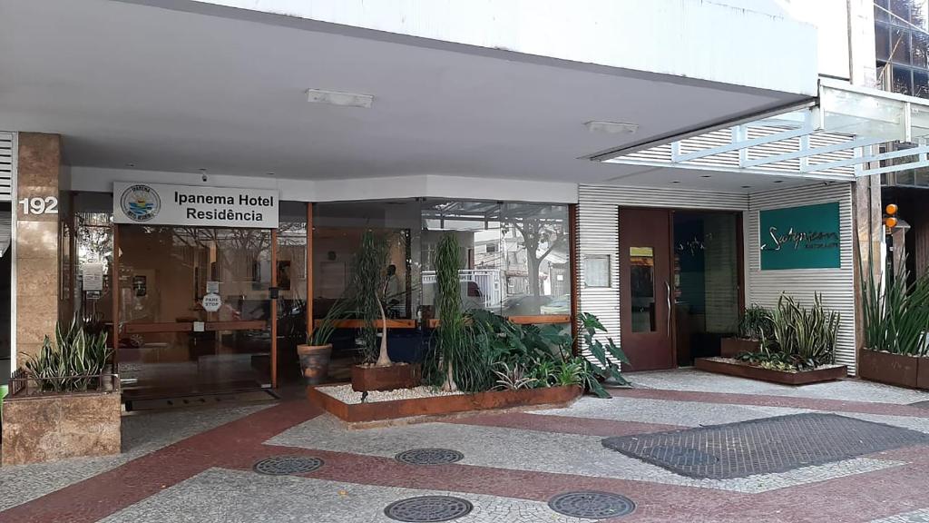 una entrada a un edificio con plantas delante de él en Excelente Apart Hotel Ipanema, en Río de Janeiro