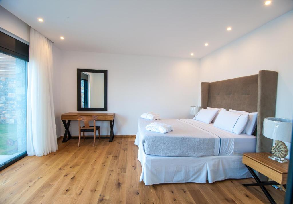 Posteľ alebo postele v izbe v ubytovaní Villa Dimitra by Elounda Island View Villas