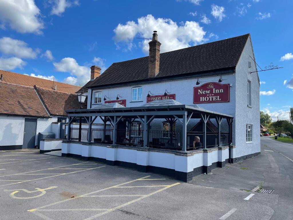 een gebouw aan de straatkant bij The New Inn Hotel in Stratford-upon-Avon