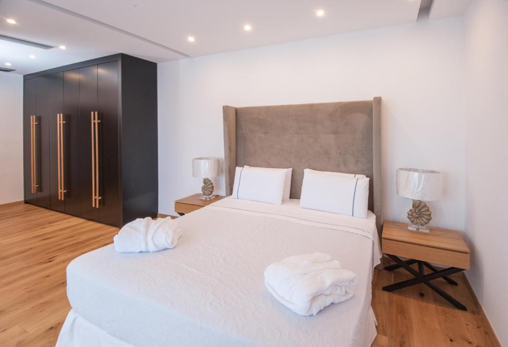 Posteľ alebo postele v izbe v ubytovaní Villa Dimitra by Elounda Island View Villas