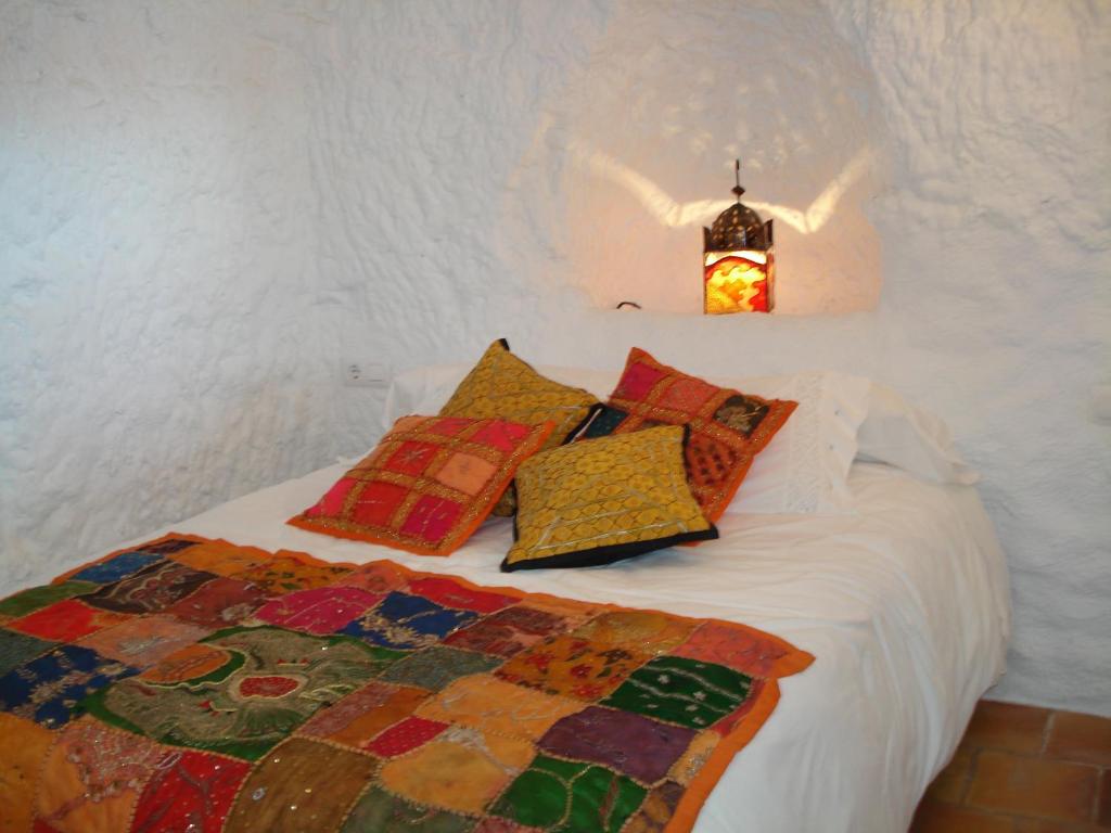 1 dormitorio con 1 cama con edredón en Cueva de La Alegría, en Huéscar