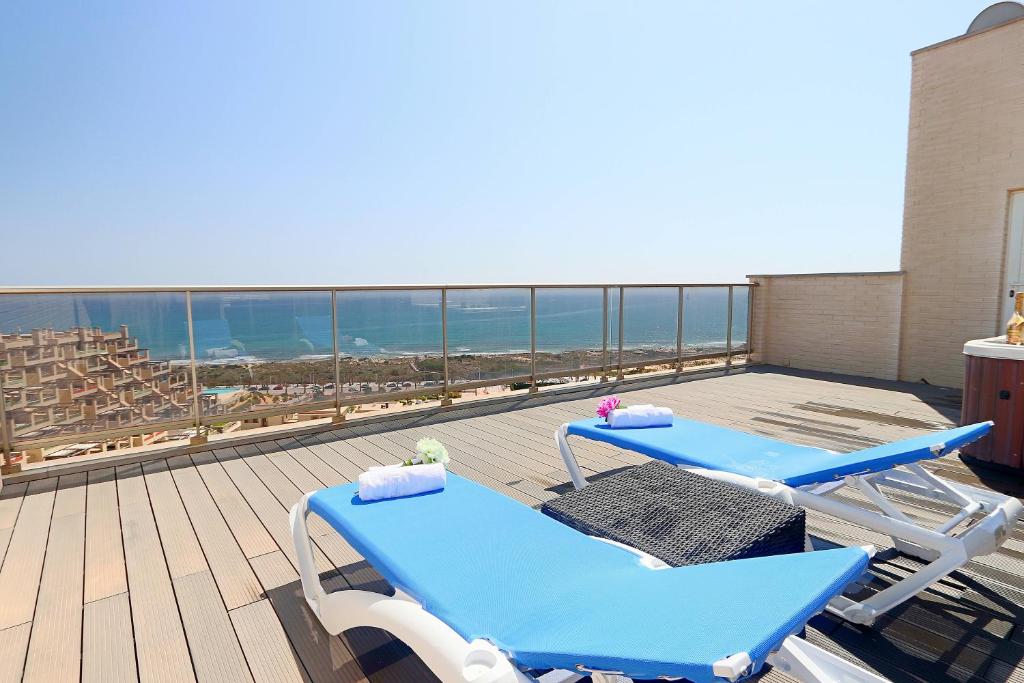 2 blaue Tische auf einem Balkon mit Meerblick in der Unterkunft 057 - Blue Dreams Penthouse El Faro - comfortHOLIDAYS in Arenales del Sol
