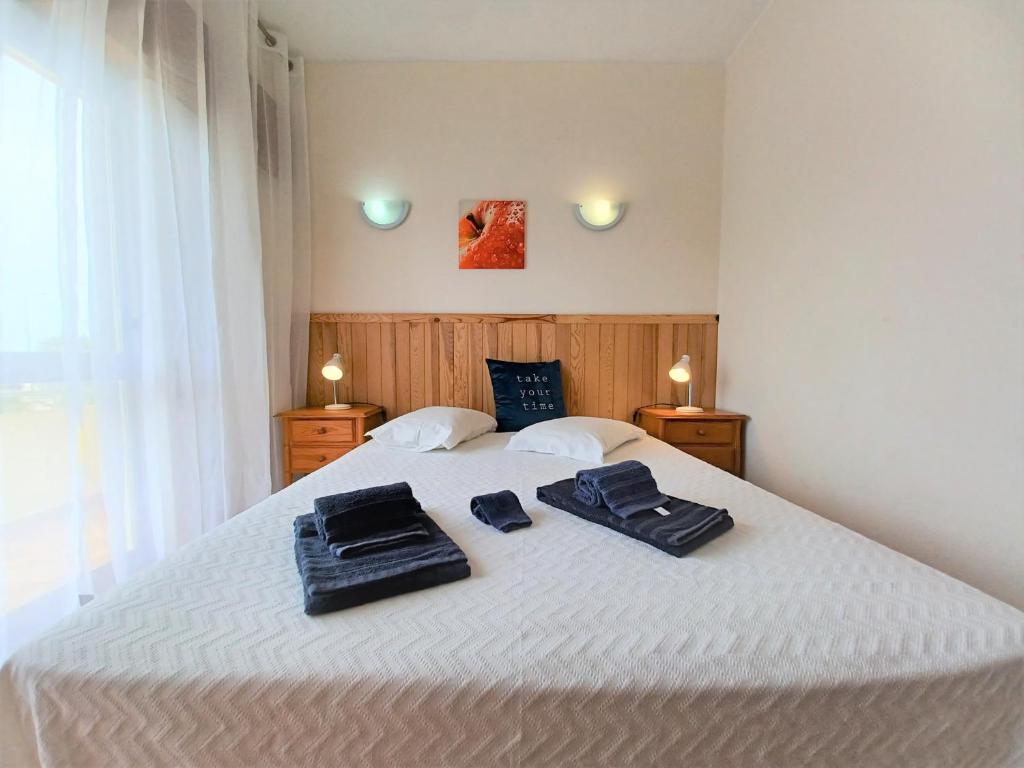 Кровать или кровати в номере Castelos Beach Apartment 1