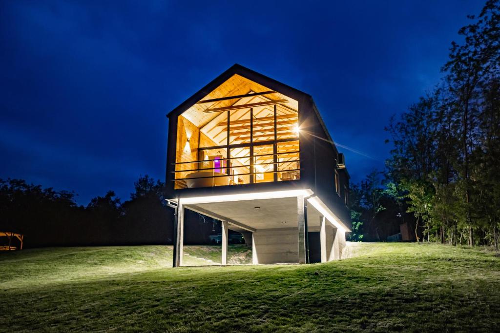 uma casa na árvore com uma grande janela do lado dela em Rinari Spa House em Barič